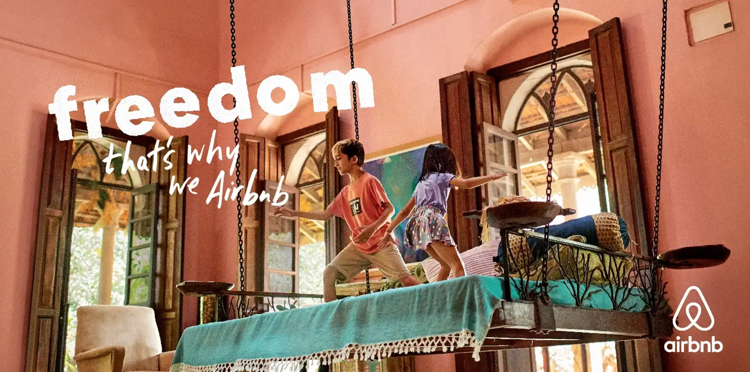 Campanie Airbnb „Freedom, that's why we Airbnb" — stil fotografic autentic și cald, consistent cu identitatea vizuală a brandului