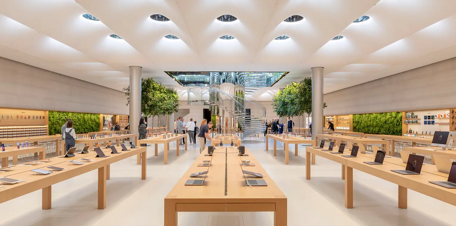 Interior Apple Store cu design minimalist – exemplu de identitate vizuală și experiență de brand