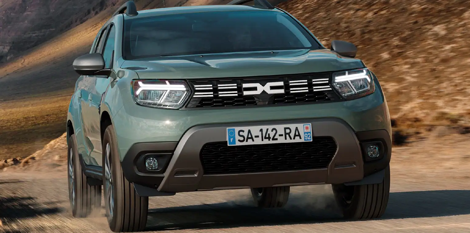 Dacia Duster cu noua identitate vizuală aplicată — emblema Dacia Link pe grila frontală și culoarea verde kaki caracteristică